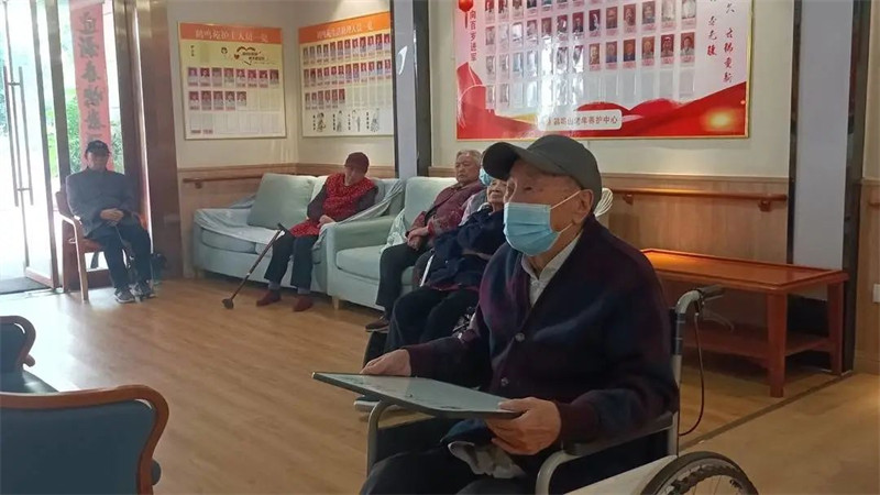 101岁老检察长王增印收看党的二十大开幕会