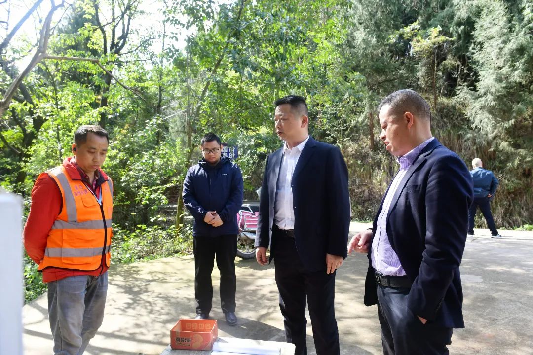 王能钊检察长（左三）深入银汉镇督导森林防火工作